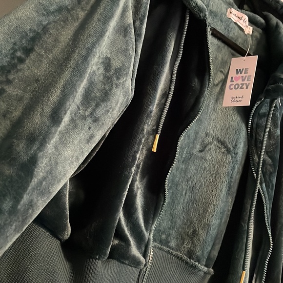 Closet clear out! - Picture 2 of 4